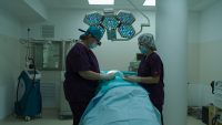 Specialisti americani vin in Romania pentru a asista operatii cu tehnica Mohs - cea mai eficienta interventie chirurgicala pentru cancerul de piele