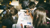 Incluziunea financiară începe la școală: 3.500 de elevi de gimnaziu și liceu învață să-și administreze corect resursele prin programul european „Schimbăm vieți”, dezvoltat de Junior Achievement România și Metropolitan Life