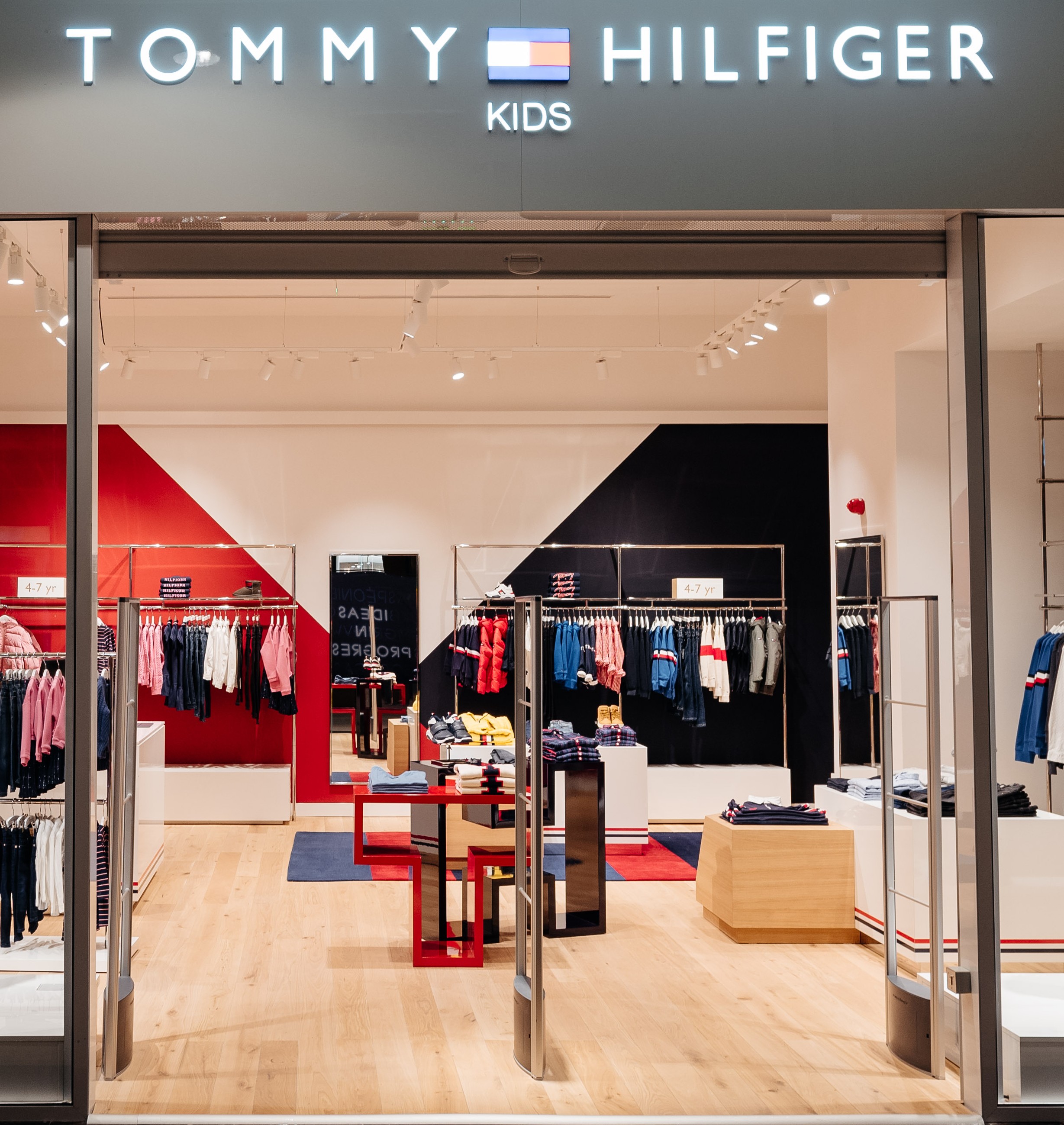 ir al trabajo Decorativo presupuesto Tommy Hilfiger deschide un nou magazin TOMMY KIDS în centrul comercial Iulius  Mall din Cluj | Centruldepresa.ro