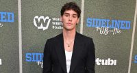 Noah Beck a purtat Tommy Hilfiger la premiera filmului "Sidelined: The QB and Me" în Los Angeles