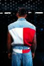 Lewis Hamilton a atras toate privirile în ținuta personalizată Tommy Hilfiger la Abu Dhabi Grand Prix