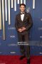 Cooper Koch, îmbrăcat în Calvin Klein la cea de-a 77-a ediție a premiilor Emmy