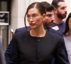Hailey Bieber, îmbrăcată în Calvin Klein, la ceremonia de deschidere a bursei NYSE