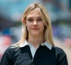 Alba Larsen aduce stilul pe pistă, purtând Tommy Jeans la Grand Prix Singapore