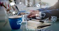 Cum reușesc unele afaceri mici să devină virale peste noapte în online?