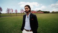Tommy Hilfiger și Liverpool FC aduc stilul prep într-o vară emblematică a fotbalului