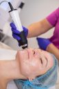 De ce nu mai este suficientă o cremă bună? Noua tehnologie care încearcă să „învețe” pielea să se repare singură