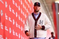 Travis Kelce se remarcă în ținuta Tommy Hilfiger din colecția de toamnă 2026 la meciul echipei Kansas City Chiefs