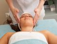Masajul facial intinereste pielea