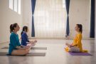 EXERCIŢII DE YOGA PENTRU ÎNCEPĂTORI, SPECIALIZATE PE AFECŢIUNILE OMULUI MODERN