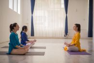 EXERCIŢII DE YOGA PENTRU ÎNCEPĂTORI, SPECIALIZATE PE AFECŢIUNILE OMULUI MODERN
