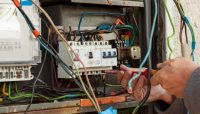 5 semne ca este momentul sa chemati un electrician autorizat