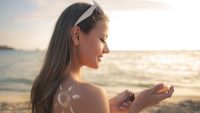 La ce sa fii atent pentru a alege lotiunea de protectie solara potrivita