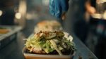 McDonald’s lansează doi burgeri noi, cu gust de sărbătoare, și invită românii să-i descopere pe toți cei care aduc Crăciunul în noua campanie #TheChristmasBringers, semnată DDB România