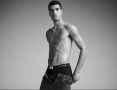 Calvin Klein dezvăluie ultima campanie Calvins or nothing cu jucătorul de tenis Carlos Alcaraz
