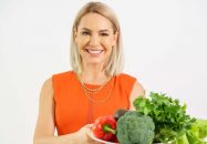 Cum ne putem hidrata corespunzător pe timpul verii? Cori Grămescu, nutriționist și instructor de pilates dezvăluie câtă apă trebuie să bem și ce alimente și fructe să consumăm!