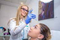 Ochii nu se micșorează cu vârsta – dar privirea se schimbă. De ce se întâmplă și cum o putem păstra tânără?