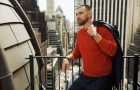 Tommy Hilfiger îl invită de Travis Travis Kelce și prietenii săi la The Plaza, în universul său New Yorkez, pentru toamnă 2026