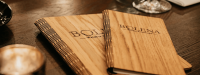 Accesorii HORECA by URBAN BAG personalizate: meniuri din lemn și soluții pentru restaurante, baruri și cafenele